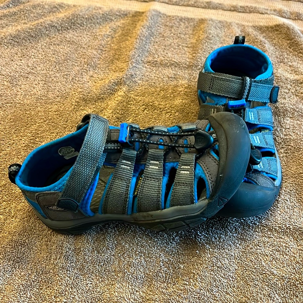 Kids Keens. Size: 1